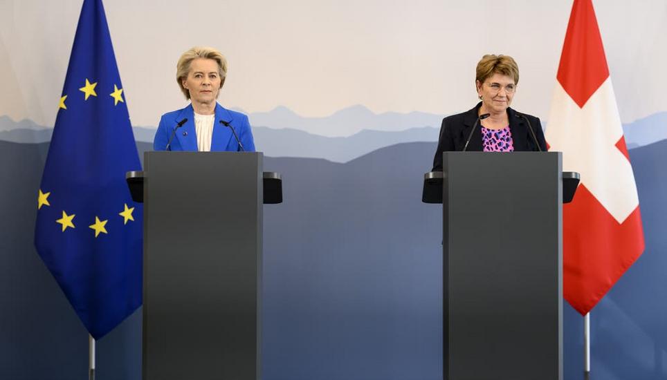 Bundespräsidentin Viola Amherd (r.) und EU-Kommissionspräsidentin Usrula von der Leyen am Freitag vor den Medien in Bern.