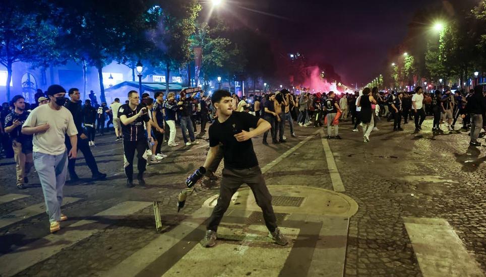 Nach dem PSG-Sieg im Champions-League-Final kam es in Paris zu Ausschreitungen. Bild: Christophe Petit Tesson / EPA