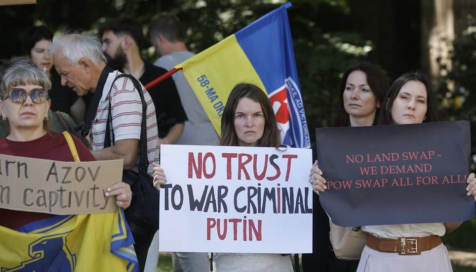 «Kein Vertrauen in Kriegsverbrecher Putin»: Menschen demonstrieren vor der US-Botschaft in Kiew gegen faule Kompromisse am Alaska-Gipfel. Bild: Sergey Dolzhenko/epa