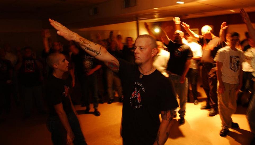 An rechtsextremen Konzerten wird Geld für Strukturen gesammelt und Antisemitismus und Ausländerhass verbreitet: Männer an einem Konzert in Wien. Bild: Getty