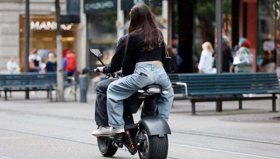 Jugendliche auf einem E-Roller an der Zürcher Bahnhofstrasse. Bild: Keystone