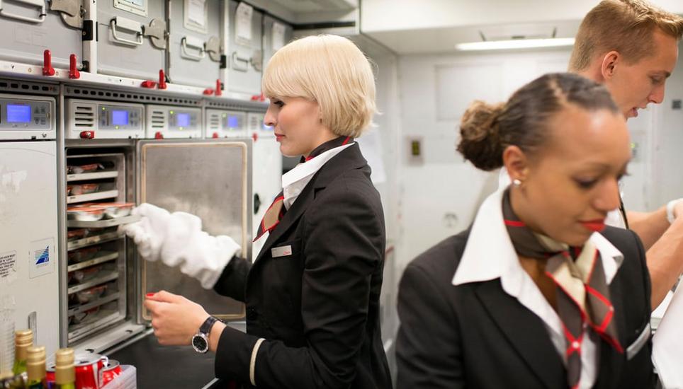 Die Swiss-Crew verteilt je nach Buchungklasse unterschiedliche Schweizer Schokolade. Bild: Christian Beutler