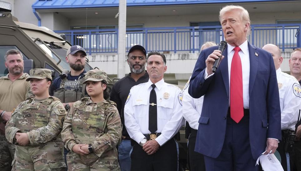 Der amerikanische Präsident umgeben von Sicherheitskräften: Donald Trump besuchte am Donnerstag eine Polizeistation in Washington. Dort sprach er auch zu Nationalgardisten. Bild: Jacquelyn Martin/AP