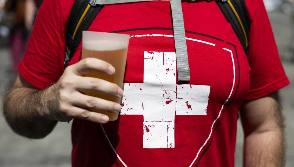 Nach dem Bierboom nimmt der Konsum jetzt ab. Bild: Keystone / Peter Klaunzer