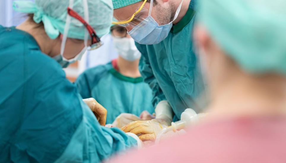 Privatversicherte dürfen den Arzt auswählen, der sie operiert. Doch was ist, wenn die Krankenkasse nicht zahlt? Bild: Keystone