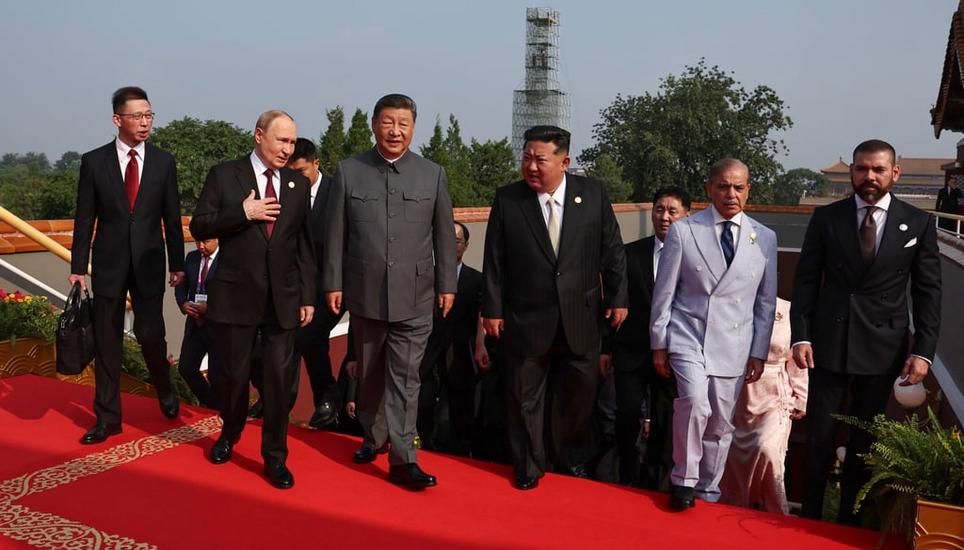 Hier posiert Ueli Maurer auf dem Gruppenfoto. Bild: Imago/Sergey Bobylev