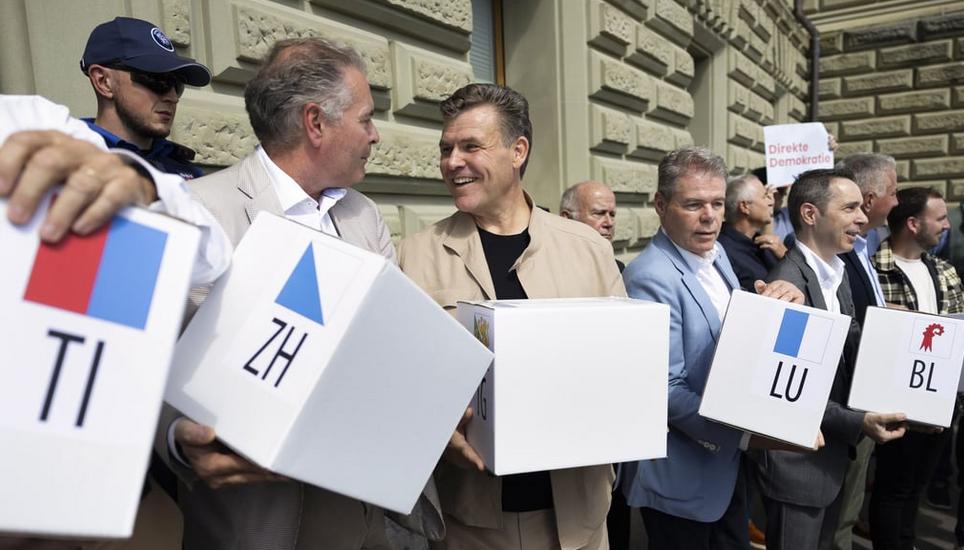 Alfred Gantner, Initiant und Mitglied des Initiativkomitees der Kompass-Initiative, bei der Einreichung der Initiative. Bild: Peter Klaunzer/Keystone