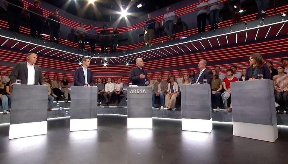 Moderator Sandro Brotz (Mitte) und seine Gäste (v.l.n.r.): Marcel Dettling, Thierry Burkart, Philipp Matthias Bregy und Mattea Meyer. Bild: SRF Screenshot