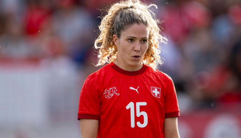 Luana Bühler (links) beim Spiel Schweiz-Finnland zusammen mit der ebenfalls verletzten Nati-Kollegin Lara Marti. Bild: Toto Marti/ Freshfocus