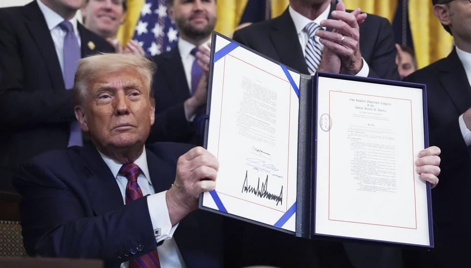 Eine Unterschrift, mit der Donald Trump noch mehr Geld machen dürfte: Der US-Präsident signiert das Förderesetz für Stablecoins. Evan Vucci / AP