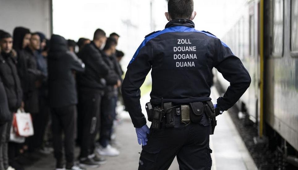 Grenzwächter im Einsatz. Hier in einem Archivbild bei einem Zug mit Flüchtlingen, die über Österreich in die Schweiz kamen. Bild: Gian Ehrenzeller/Keystone