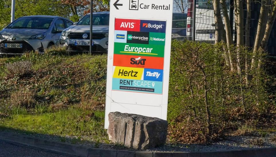 Eine wachsende Branche: Mietwagenanbieter – hier am Flughafen Basel – machen in der Schweiz ein gutes Geschäft. Bild: Imago/Joeran Steinsiek / www.imago-images.de