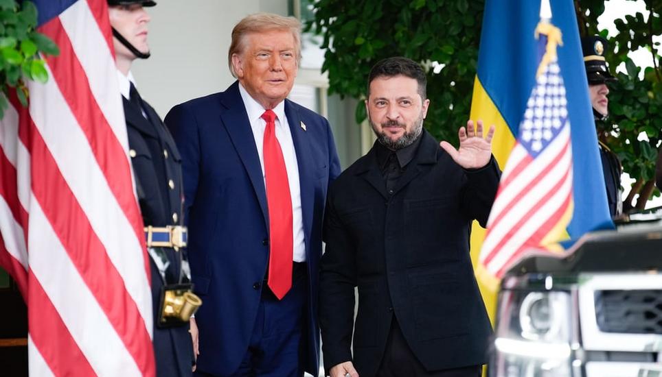 Empfang im Weissen Haus: Der ukrainische Präsident Wolodimir Selenski – im Anzug ohne Krawatte – wird am Montag von Gastgeber Donald Trump begrüsst. Bild: Yuri Gripas/Pool/EPA