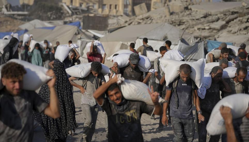 Noch kommen viel zu wenig Hilfslieferungen im Gaza-Streifen an, sagt Aaron David Miller. Bild: Jehad Alshrafi / AP