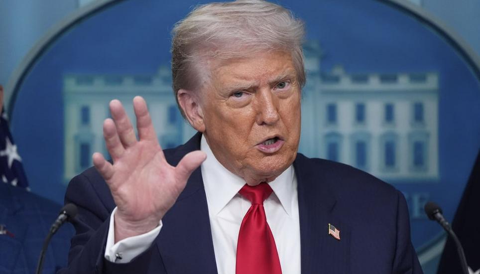 Um zu zeigen, wie schlimm es um die Hauptstadt steht, hält Donald Trump eine Grafik in die Luft. Dahinter steht Verteidigungsminister Pete Hegseth. Bild: Will Oliver/Pool/EPA