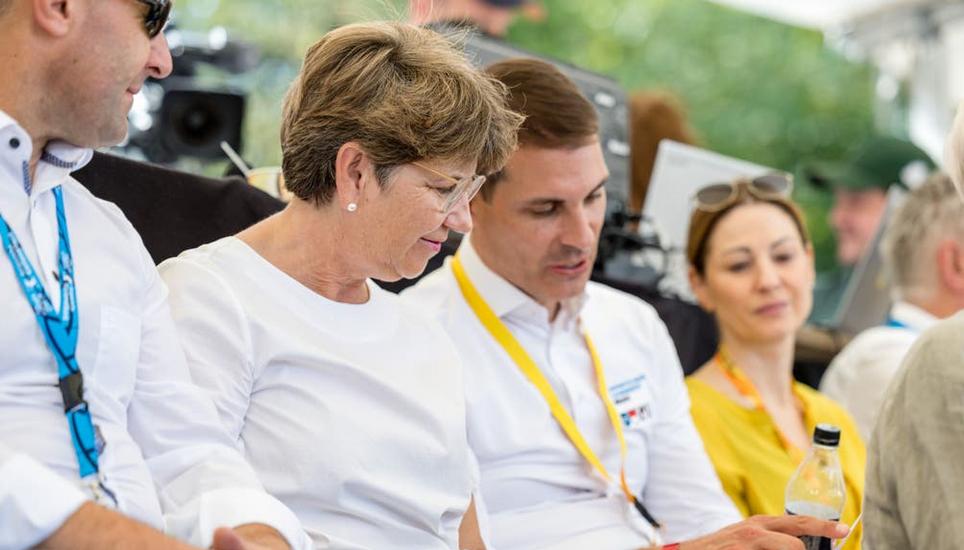 FDP-Präsident Thierry Burkart mit Bundesrätin Viola Amehrd: Die FDP fordert, dass ihre Nachfolge die Armee wieder verteidigungsfähig macht. Keystone