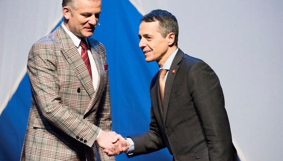 Nebenverdienst: SRF-Moderator Rainer Maria Salzgeber führt in Basel durch den «Tag der Wirtschaft.» Rechts Bundesrat Ignazio Cassis. Bild: Roland Schmid / BLZ