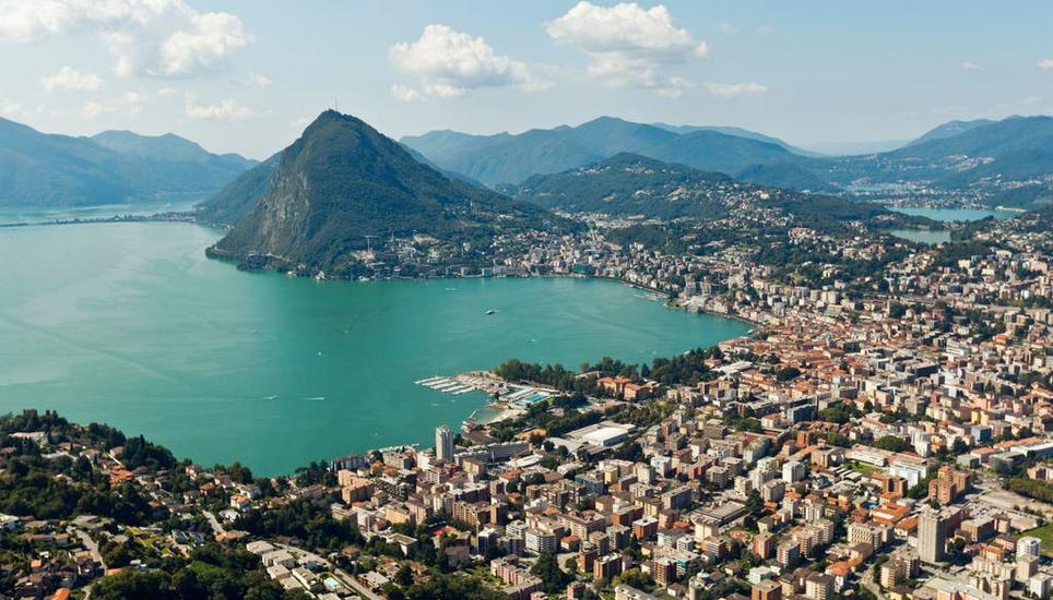 Überdurchschnittliche viele kantonale Angestellte im Tessin: Blick auf die Stadt Lugano und den San Salvatore. Bild: Alessandro Della Bella/Keystone