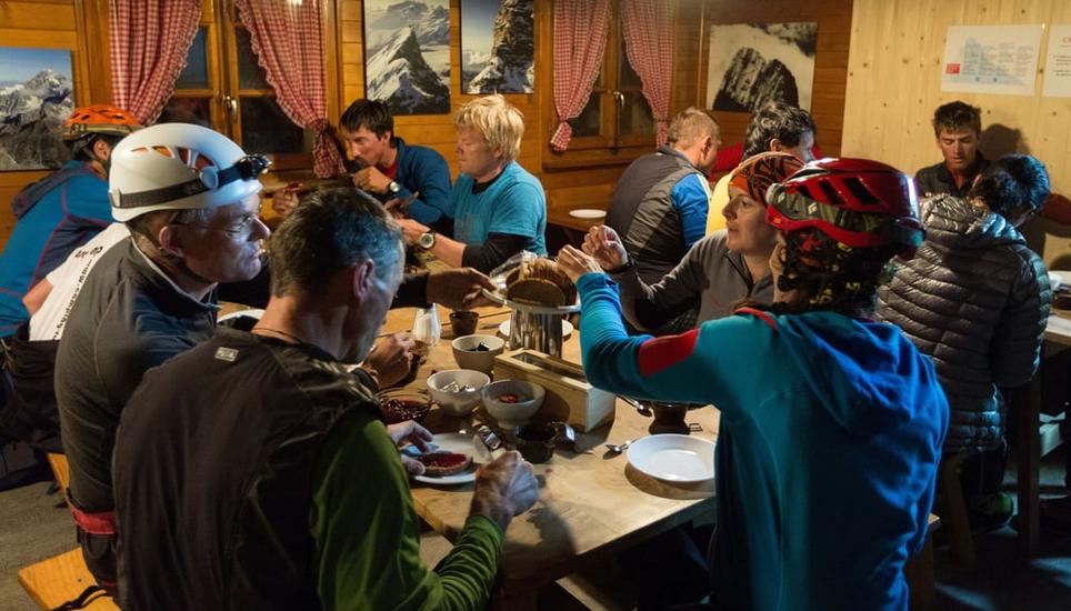 Dichtestress schon bevor der Tag beginnt: Alpinistinnen und Alpinisten beim Frühstück in der Hörnlihütte am Matterhorn. Bild: Keystone