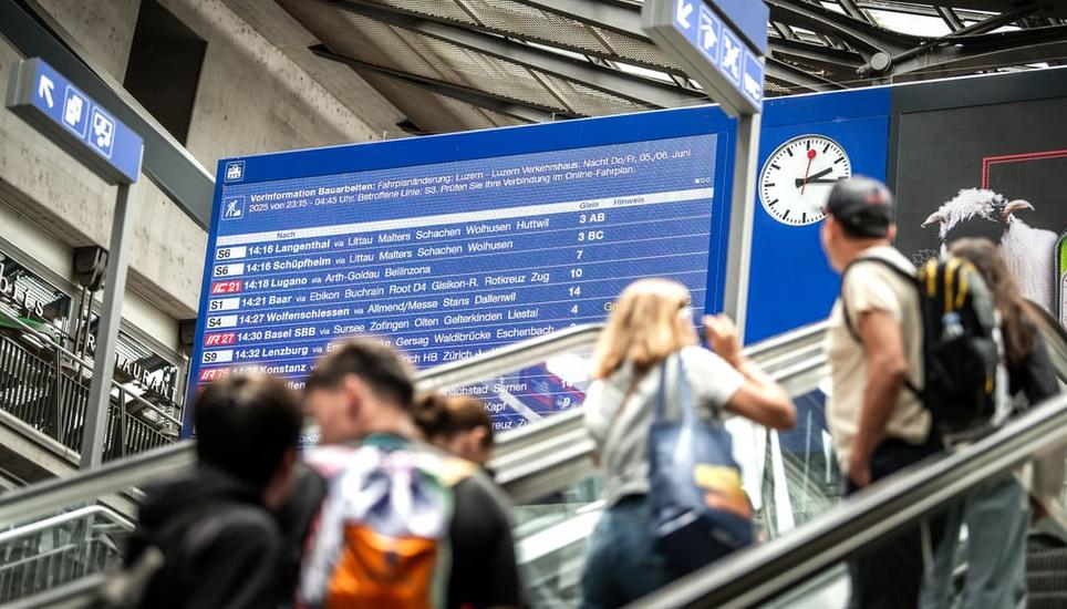 In den Zügen der SBB sind immer mehr Menschen unterwegs – wie hier am Bahnhof Luzern. Bild: Pius Amrein