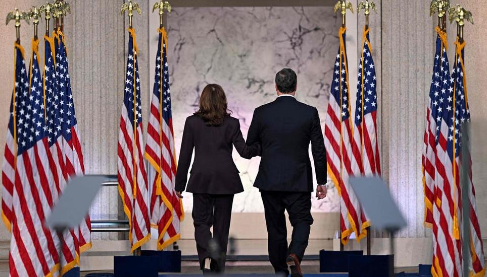 US-Vizepräsidentin Kamala Harris zieht sich gemeinsam mit Ehemann Doug Emhoff nach dem Eingeständnis ihrer Niederlage zurück: Sie verlor die Wahl gegen den Republikaner Donald Trump.