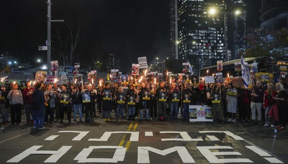 Demonstrierende fordern am 13. Januar in Tel Aviv die Freilassung israelischer Geiseln. 16 Monate nach ihrer Entführung sollen sie nun mittels eines Abkommens freikommen. Bild: Ohad Zwigenberg / AP