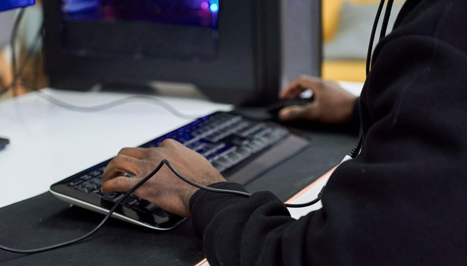 Junge Scammer schauen älteren Scammern in Internetcafés über die Schulter (Symbolbild). Bild: David Espejo/Getty