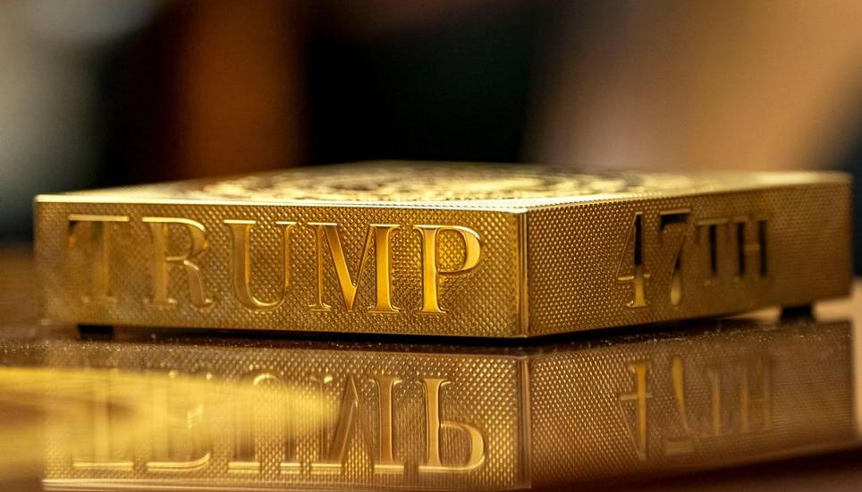 Gold ist für Donald Trump persönlich wichtig. Auf dem Bild zu sehen ein goldener Untersetzer beim Gespräch des US-Präsidenten mit dem französischen Präsidenten Emmanuel Macron. Bild: EPA/BONNIE CASH / POOL