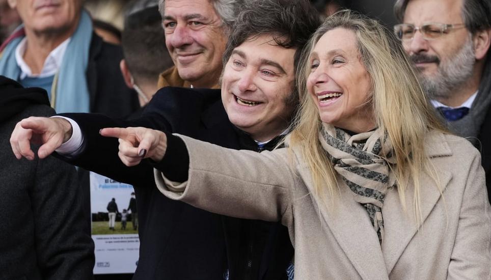 Javier Mileis Schwester, Karina Milei (rechts), steht im Zentrum der Korruptionsvorwürfe. Bild: Gustavo Garello / AP