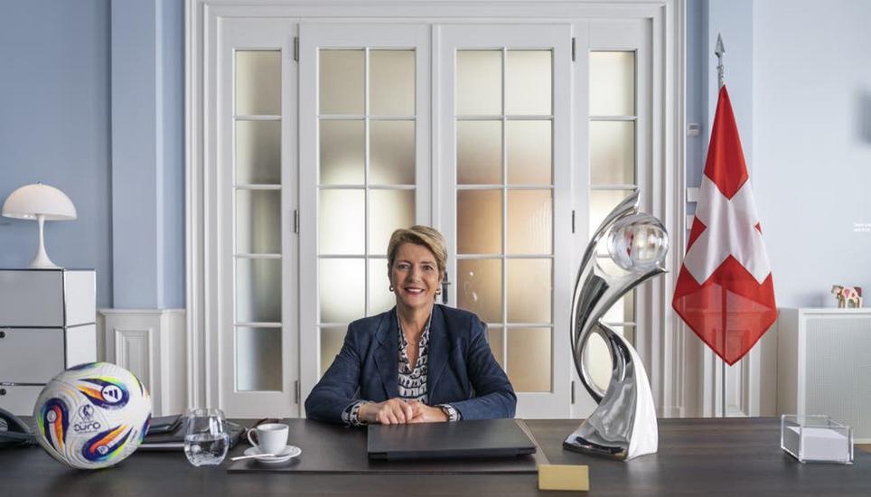 Anlässlich der Fussball-EM der Frauen: Bundespräsidentin Karin Keller-Sutter macht Werbung für Schweiz Tourismus. Bild: Schweiz Tourismus