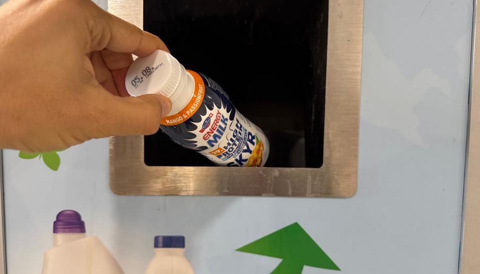 Recycling-Station in einer Zürcher Coop-Filiale: Eine Milchflasche einzeln entsorgen? Das wird beim Migros-Konkurrenten je länger je mehr nicht mehr möglich sein. Bild: Benjamin Weinmann