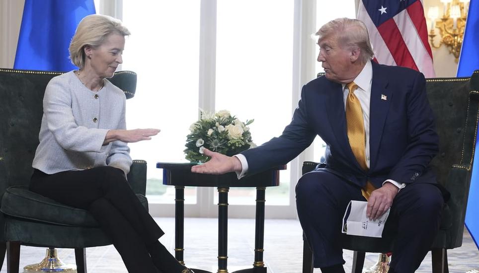 Handschlag zum Deal: EU-Kommissionspräsidentin Ursula von der Leyen und US-Präsident Donald Trump in Turnberry, Schottland am 27. Juli 2025. Bild: Jacquelyn Martin / AP
