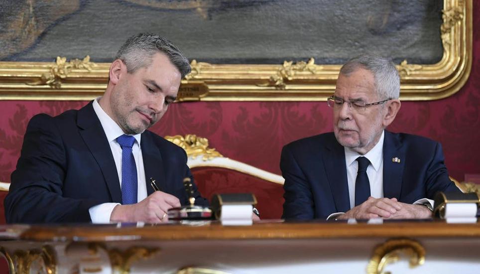 Karl Nehammer (links) zieht sich nach dem Abbruch der Koalitionsverhandlungen mit der SPÖ als Kanzler und ÖVP-Chef «in den nächsten Tagen» zurück. Bild: APA