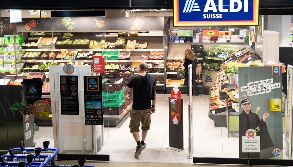 Aldi verspricht, die Preise für Fisch und Prosecco zu senken. Bild: Ralph Ribi