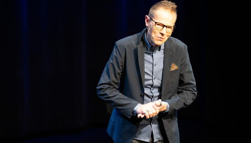 Bei der ausverkauften Premiere im Kleintheater Luzern: «Bänz Friedli räumt auf». Aber nicht mit der Oma und dem Fussball. Bild: Eveline Beerkircher (Luzern, 15. 1. 2025)