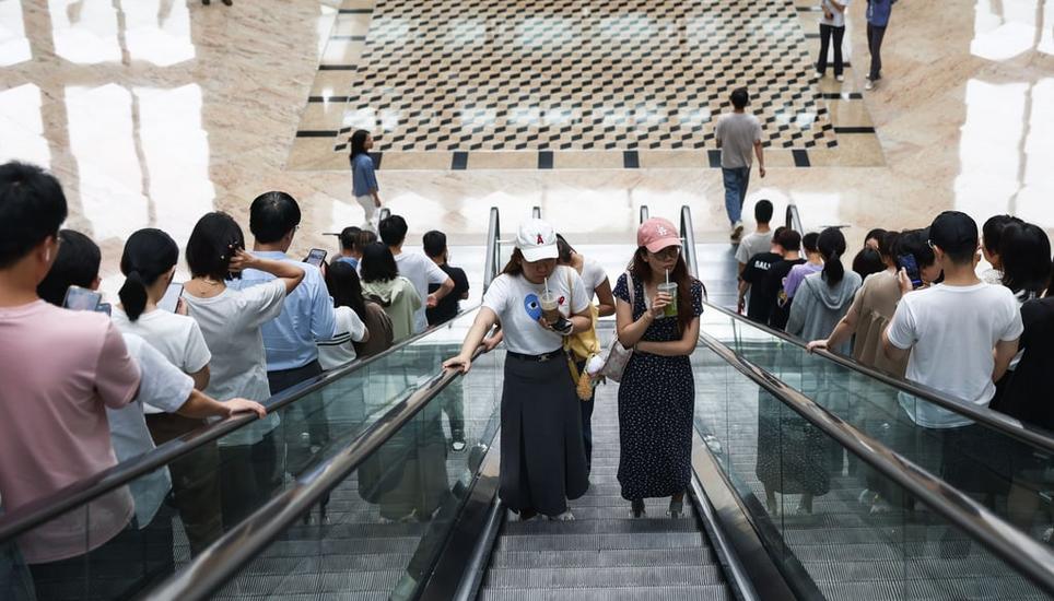 Zwei Personen nebeneinander pro Stufe und eine Stufe Abstand: So will es China. Bild: Wu Hao/EPA