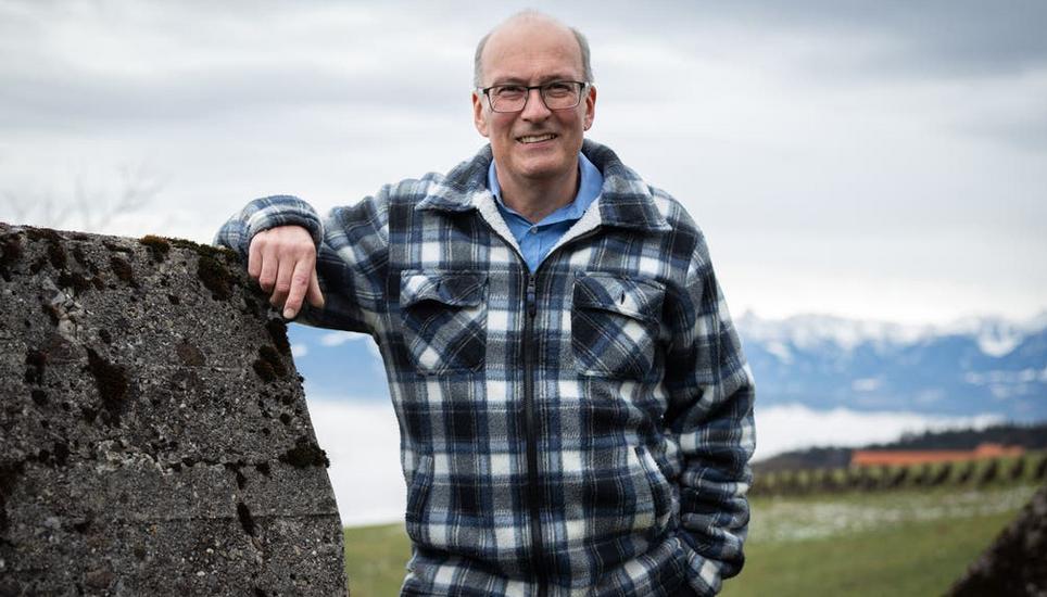 Bauernpräsident Markus Ritter auf seinem Hof hoch über dem St. Galler Rheintal. Bild: Niklas Thalmann
