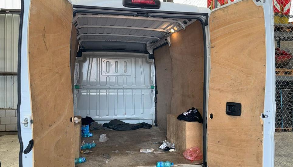 In diesem Lieferwagen schleuste ein Franzose 14 Syrer in die Schweiz. Die Kantonspolizei Uri stoppte das Fahrzeug in Flüelen. Bild: Kantonspolizei Uri