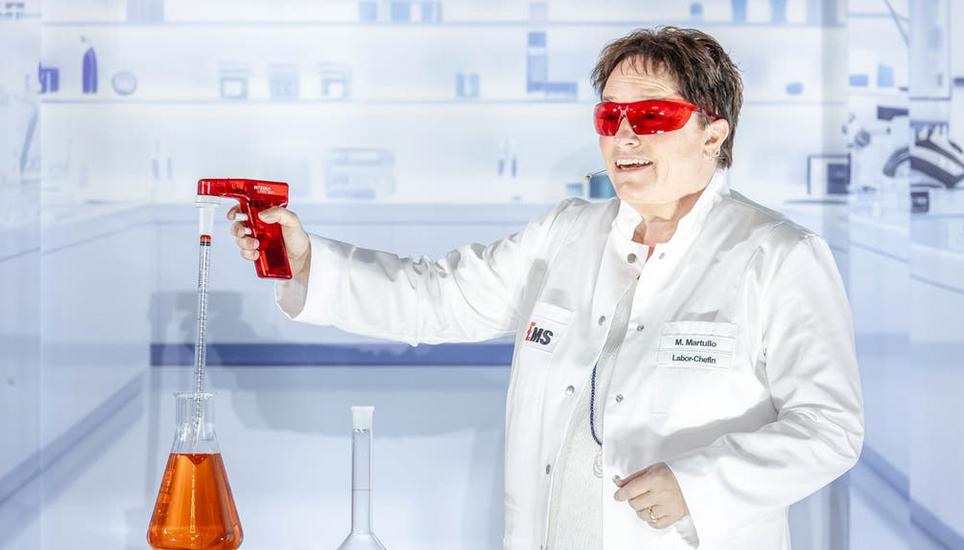 Auch Labor-Chefin kann sie: Magdalena Martullo präsentierte eine Pipette aus Ems-Kunststoff. Bild: Keystone