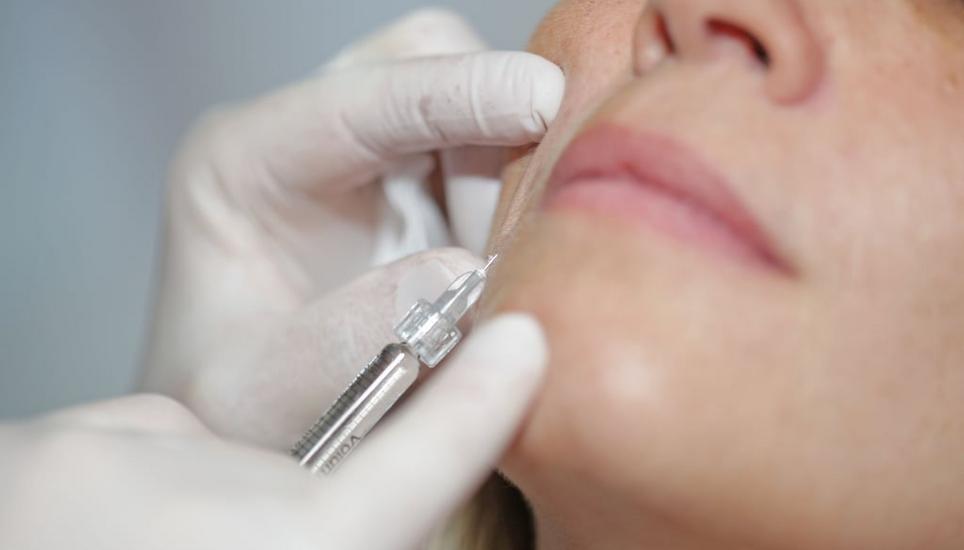 Im Trend: nicht invasive Behandlungen wie das Aufspritzen von Lippen. Symbolbild: fotolia