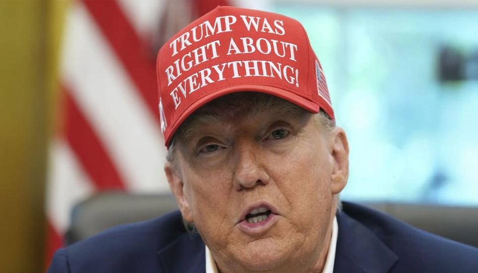 Präsident Donald Trump trägt am 22. August im Weissen Haus einen Hut mit dem Slogan «Trump hatte mit allem recht». Ein Berufungsgericht in Washington war am Freitag anderer Meinung. Bild: Jacquelyn Martin / AP