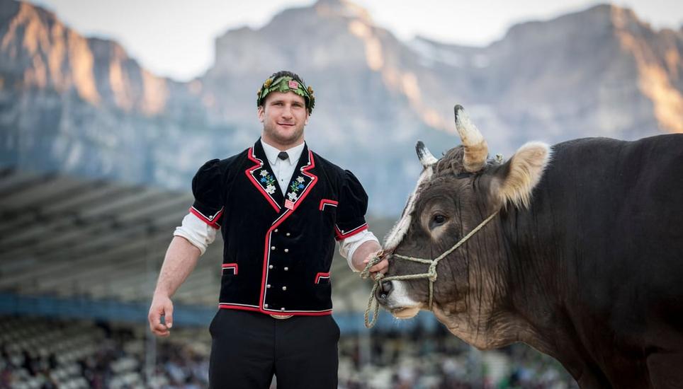 Der König mit seinem Siegermuni: Armon Orlik posiert nach dem Triumph am Eidgenössischen in Mollis. Bild: Claudio Thoma