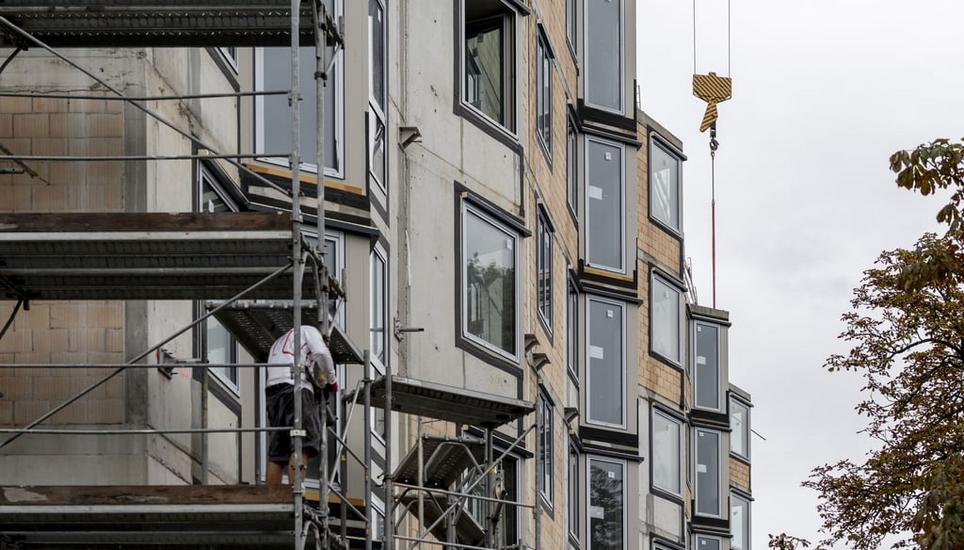 Das Wohnen dürfte für viele Mieterinnen und Mieter etwas günstiger werden. Bild: Christian Merz