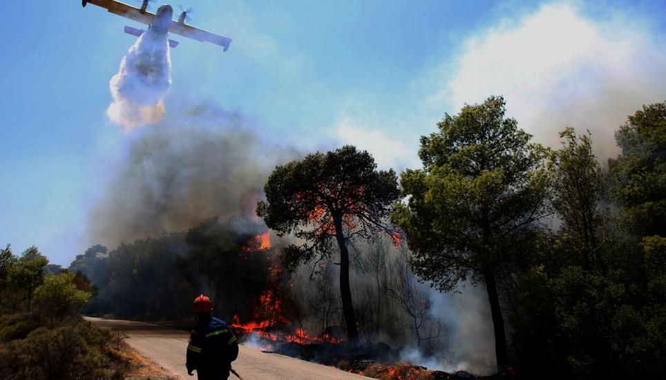 Gegen die Flammen wird unter anderem mit Löschflugzeugen gekämpft, wie hier in Griechenland. Bild: Alexandros Beltes / EPA