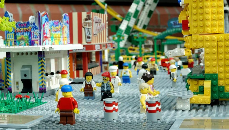 Beliebte Lego-Welten: Die Spielsteine und Figuren gehören zu den am meisten bestellten Artikeln. Bild: Michael Korte / www.imago-images.de