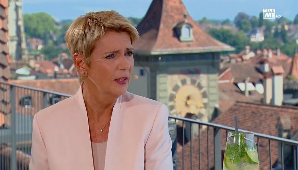 Im Hintergrund das Bundeshaus: Karin Keller-Sutter beim Interview mit Telezüri-Chefredaktor Oliver Steffen. Bild: Piero Fumagalli/TeleZüri