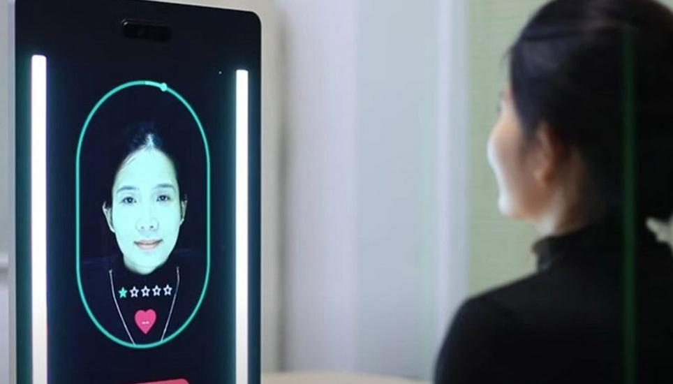 Analysen per Scan innert 30 Sekunden: Der «Anura Magic Mirror» der Firma Nuralogix kommt im neuen Nestlé-Shop in Südkorea zum Einsatz. Bild: zvg