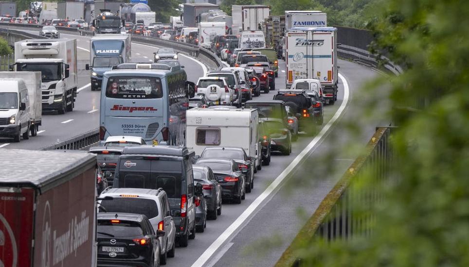 Betroffene Kantone setzen sich zur Wehr: Gotthard-Stau vor dem Auffahrt-Wochenende am 28. Mai 2025. Bild: Urs Flüeler / Keystone