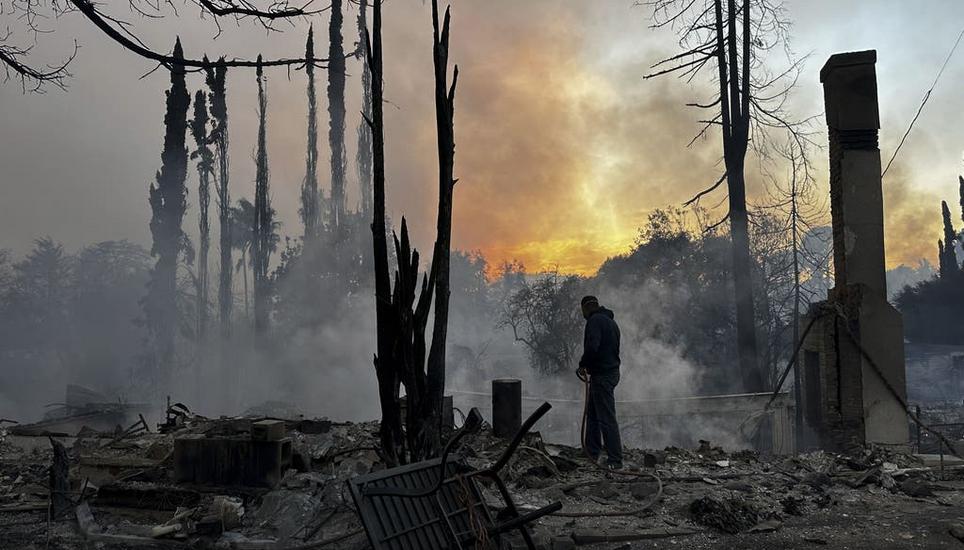 Der Stadtteil Pacific Palisades sieht wie ein Kriegsschauplatz aus. Bild: Eugene Garcia/AP