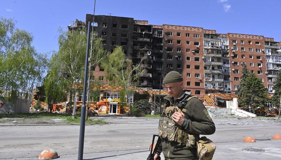 Eine ukrainische Panzerhaubitze feuert im Donbass auf die vorrückenden russischen Truppen. Bild: Nurphoto <br>(5. 8. 2025)